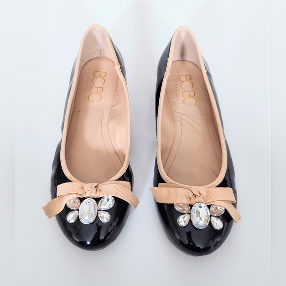BCBG Paris Size 8.5B Jewel Applique Patent Leather Black Beige Flat Shoes - Picture 2 of 7